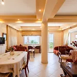 Villa Verga Majestic Sunsets - Elegant & Secluded Retreat *